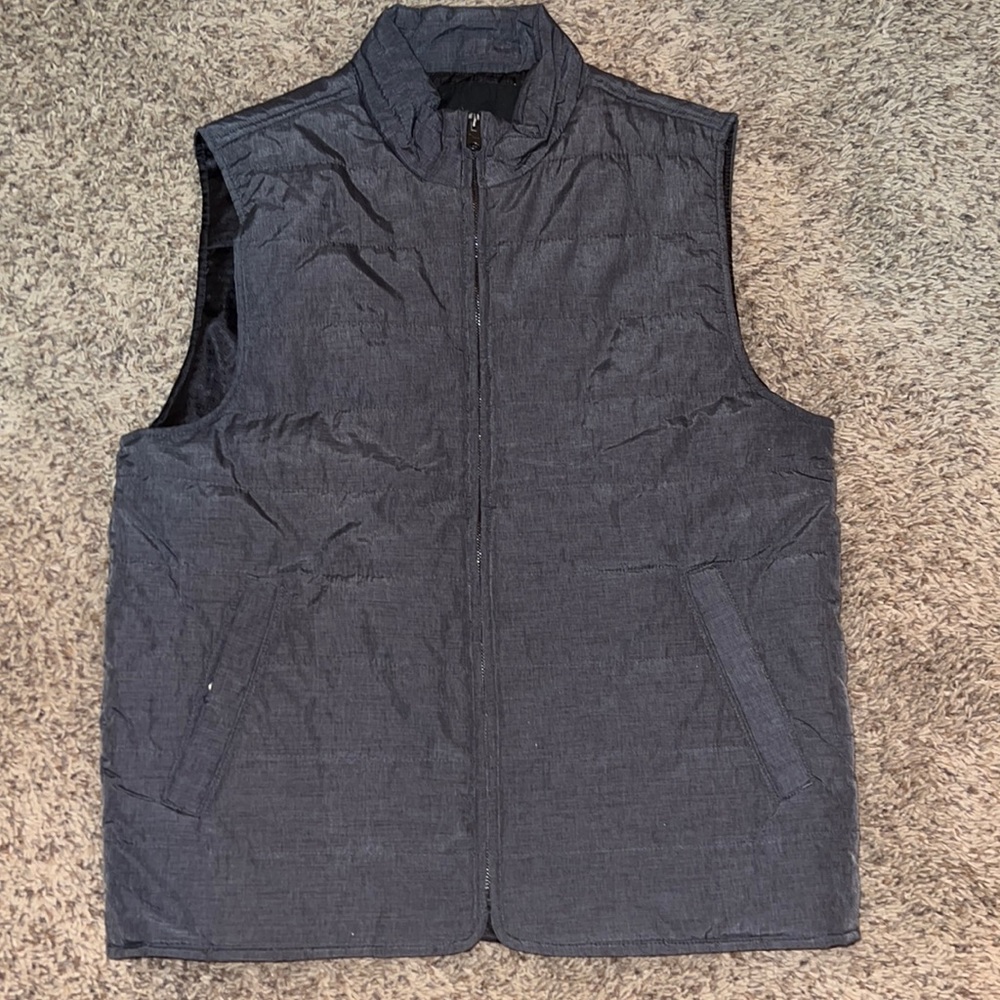 Men’s dark gray full zip puffer vest